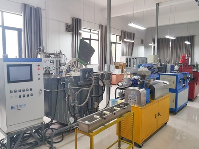 在貴州民族大學化學工程學院的實驗室里,數臺1:1還原的化工試驗設備整齊擺放。人民網記者 王秀芳攝
